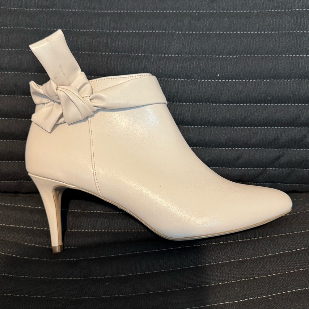 Elegant Women's Ankle Boots - Cream